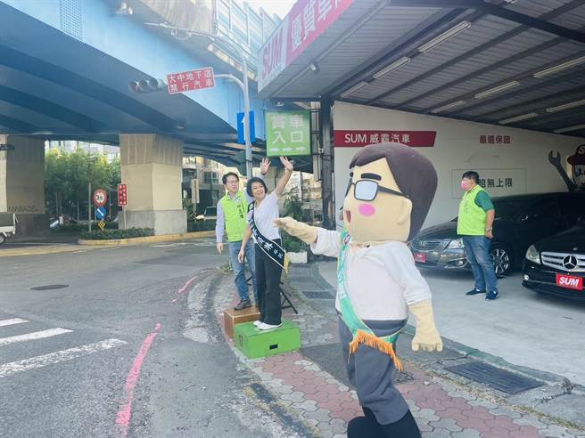 高市议员候选人黄侦琳28日特别找来立委邱志伟、高雄市长陈其迈形象的Q版人形玩偶「陈小迈」一同到左营大中路和翠华路口拜票，成功吸引民眾目光。（黄侦琳提供／洪浩轩高雄传真）