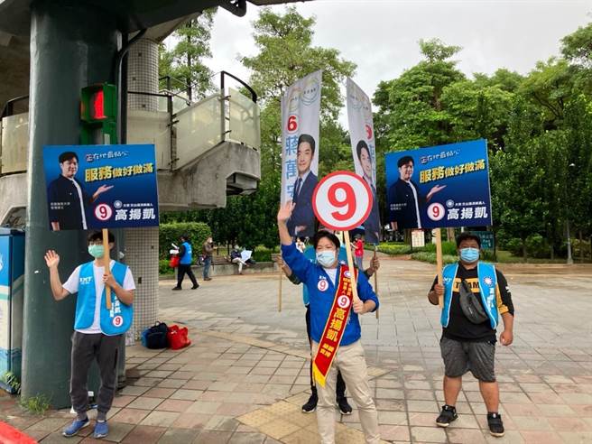 「奈格」颱风逼近台湾前夕，高扬凯「风雨生信心」，一如往常站到街头路口，与乡亲挥手拜票。（高扬凯竞办提供／游念育台北传真）