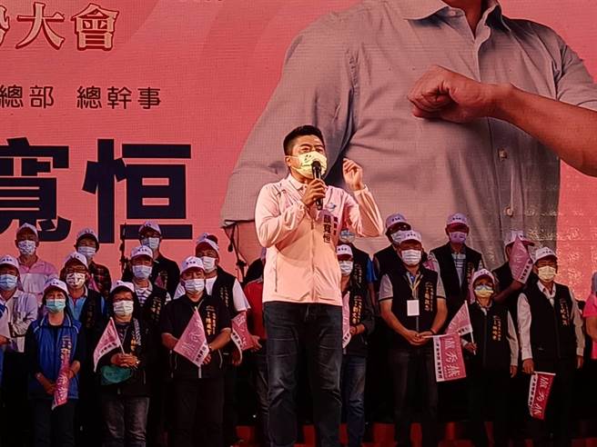 台中市长卢秀燕「海线联合大造势」今晚登场，竞选总干事顏宽恒呼吁大家支持妈妈市长。（陈淑娥摄）