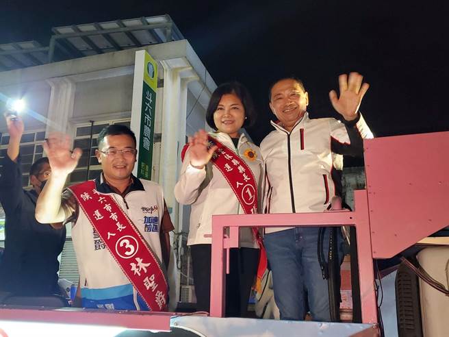 新北市长侯友宜今（28日）南下陪云林县长张丽善在斗六市扫街，左为斗六市长林圣爵。（周丽兰摄）
