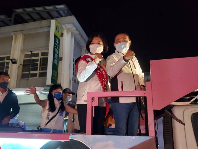 「友善连线」侯友宜陪张丽善扫街。（周丽兰摄）