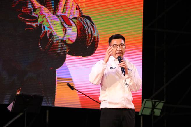 台中市长卢秀燕「海线联合大造势」今晚登场，竞选总干事江启臣呼吁大家支持妈妈市长。（张亦惠摄）