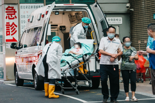 台大醫院醫師李正喆發文示警，「疫情在私底下燒得很旺，只是檯面上看不到」。（示意圖／郭吉銓攝）