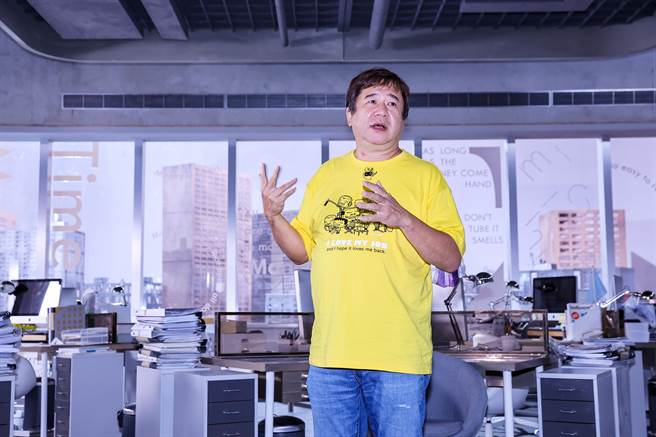 瞿友寧帶領媒體參觀《他馬克老闆》片場。（羅永銘攝）