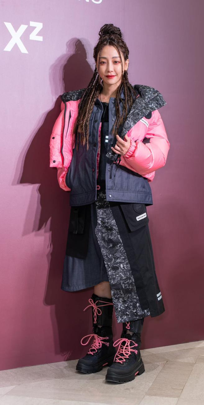 谢欣颖为Canada Goose站台，身穿 Mercer Down Jacket 解构式短羽绒夹克5万5900元、 Seaton Sweater 马甲式短版撞色毛衣5万5900元、 不规则造型裙2万1700元。（吴松翰摄）