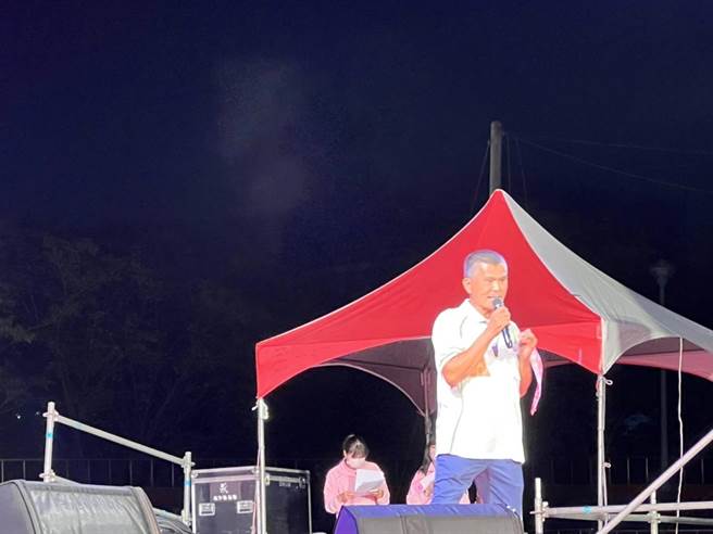 长期为农渔民发声的文山伯为卢秀燕助讲。（林欣仪摄）