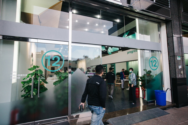 高端疑云未解，卫福部长薛瑞元、指挥中心发言人庄人祥传27日晚间现身民进党台北市长候选人陈时中竞选总部，引发密会质疑；图为陈时中竞选总部人员进出现况。（郭吉铨摄）