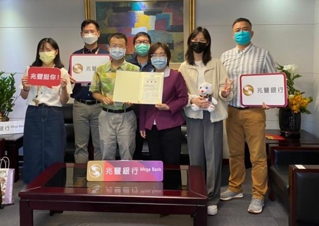 （兆丰银行与国立台北大学及政治大学合作，提供学生实习机会，共同培育信托2.0人才。图为台北大学代表黄健彰教授、戴政新助教(左三、左四)、兆丰银行信托处处长侯君仪(右三)与参与实习的台北大学及政治大学学生(右二、左一)。图／兆丰银行提供）