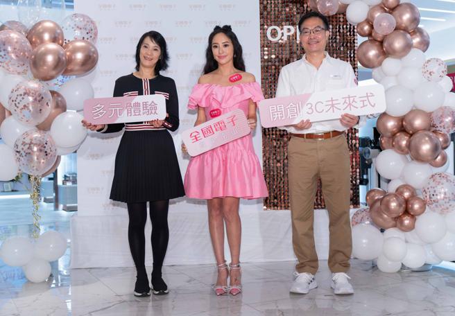 微风南山店长高德璇副总经理（左起）、时尚名媛关颖及全国电子北区营业处谢明佑副总经理 出席全国电子首家信义区百货店「微风南山店」开幕活动。（吴松翰摄）