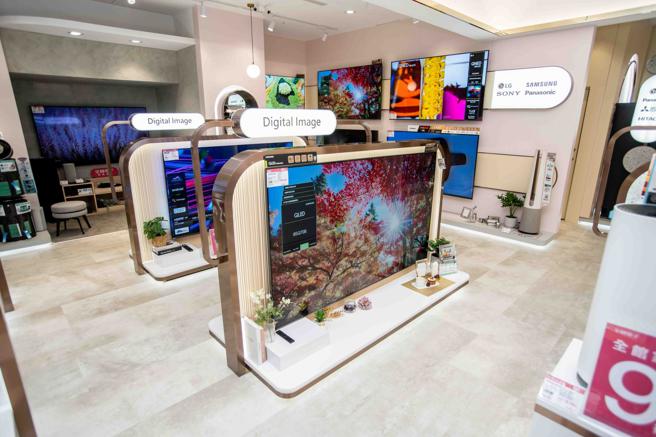 全国电子首家信义区百货店「微风南山店」，因着百货向来主打时尚奢华风格，因此店装设计也与过往的店型与别不同，商品更是走奢华精致方式陈列。（吴松翰摄）