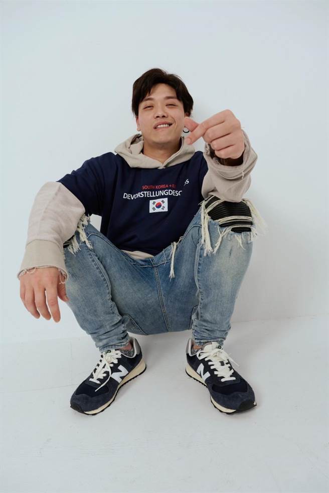 影片中神复制韩星来台棚拍，阿虎圆梦摆出帅气表情。（经纪人提供）