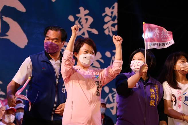 台中市長盧秀燕「海線聯合大造勢」今晚登場，盧秀燕帶領藍營市議員進場，展現大團結。（張亦惠攝）