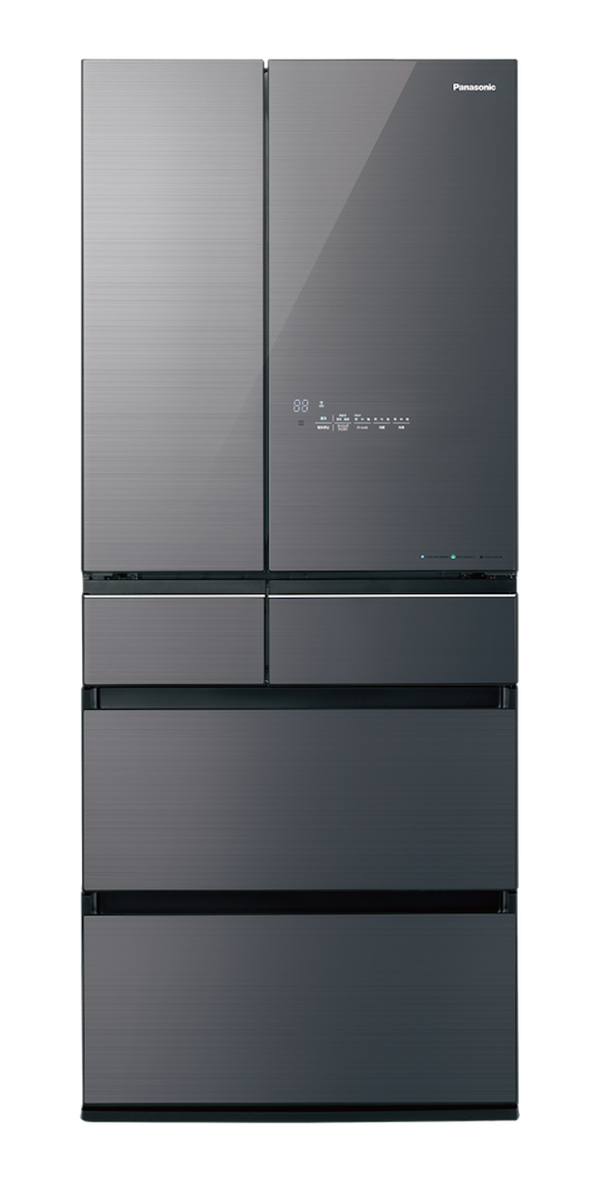 统一时代百货台北店的Panasonic六门智慧节能电冰箱，原价10万9900元 特价9万8900元 限量10台。（统一时代百货台北店提供）