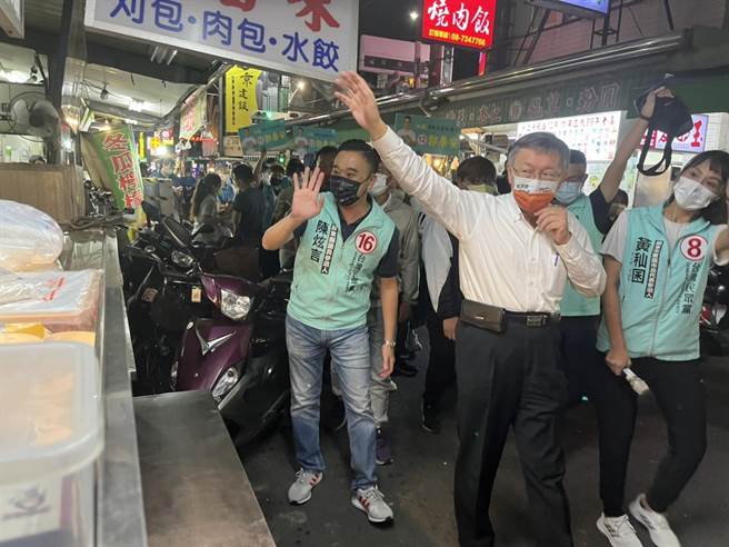 民眾党主席柯文哲陪同党籍候选人至屏东民族夜市扫街。(林和生摄)