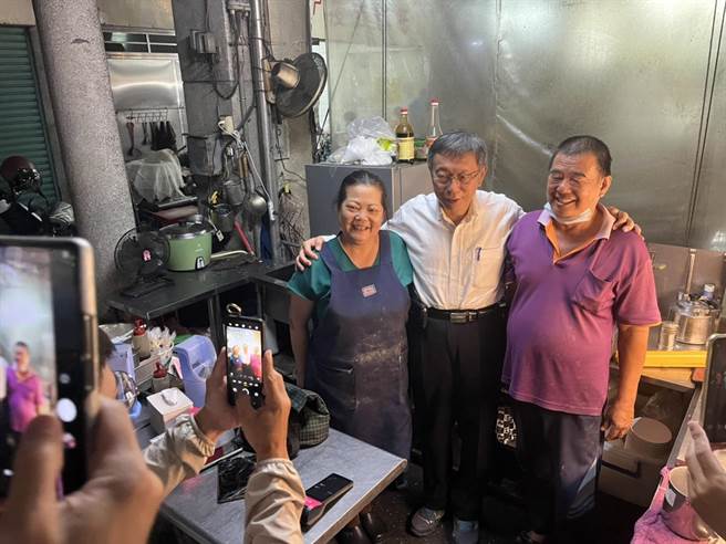 民眾党主席柯文哲陪同党籍候选人至民族夜市扫街，遇到支持者要求合照来者不拒。(林和生摄)