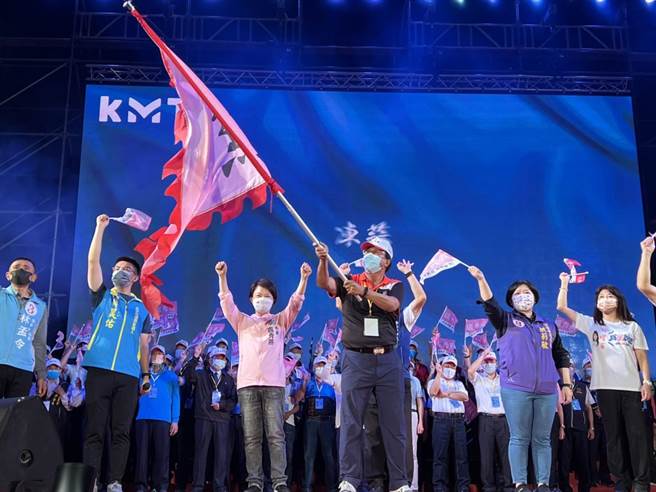 國民黨台中市長候選人盧秀燕（左三）授戰旗給農漁業後援會總會長李煥湘（右三），現場高喊「凍蒜」。(林欣儀攝)