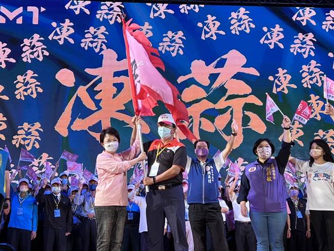 國民黨台中市長候選人盧秀燕（前左）授戰旗給農漁業後援會總會長李煥湘（前右），現場高喊「凍蒜」。(林欣儀攝)