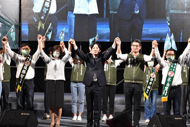 副總統賴清德（中）今（28日）到北港鎮為雲林縣長候選人劉建國（左二）再度站台助選。（周麗蘭攝）