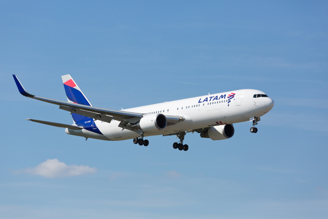 智利南美航空(LATAM Airlines)一架空巴日前遭遇乱流，机鼻全毁、挡风玻璃也裂成蜘蛛网状。(示意图／shutterstock)

