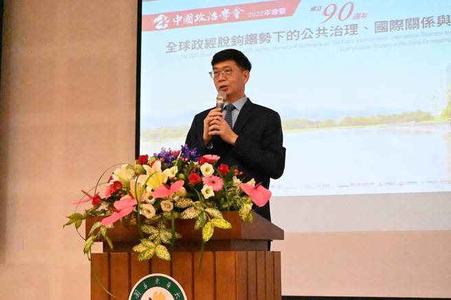 中国政治学会理事长、国立东华大学副校长朱景鹏以「全球政经脱钩趋势下的公共治理、国际关系与风险分散策略」为主题演说。(戴志扬翻摄)
