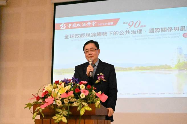 东华大学校长赵涵捷指出，中国政治学会作为我国歷史最悠久之学术性社团之一，再度在本校召开年会及举办研讨会，企盼此种合作模式可作为我国未来学术发展典范。(戴志扬翻摄)