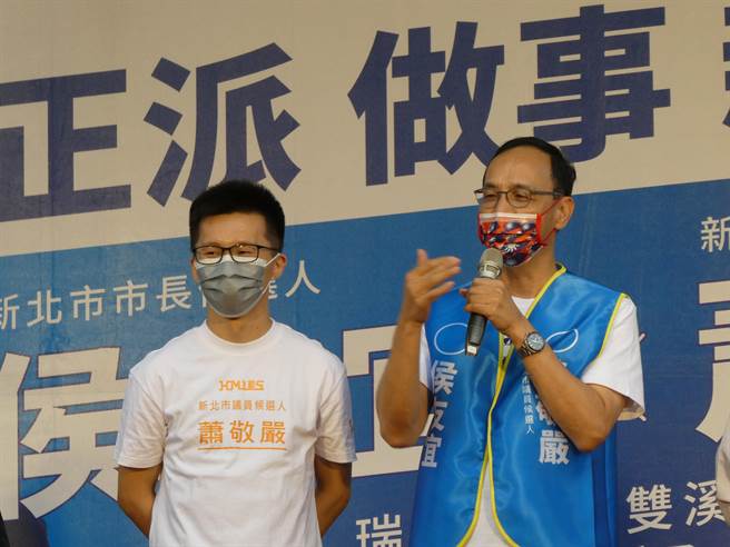 国民党主席朱立伦今晚搭国内航空至台中辅选，但当飞机准备降落清泉冈机场时，却遇4架空拍机闯入机场空域，导致正常起降受阻，原订晚间7时50分降落航班在空中盘旋至8时40分才降落。朱在脸书呼吁，政府应强力执法以确保空安。（周志豪摄）