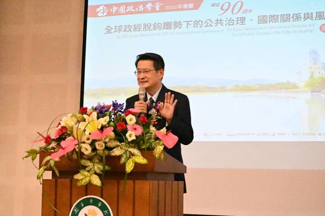 中央研究院院士吴玉山在致词时，首先肯定东华大学公共行政学系合作办理年会，学生展现良好的学习能力、纪律和专业，值得称讚。(戴志扬翻摄)