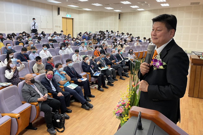 立委傅昆萁演讲分享国际政治趋势分析，唤醒国人理解地缘政治风险俄乌战争殷鉴在前，督促政府正视地缘小国要趋吉避凶，避免局势失衡的担当作为。(戴志扬翻摄)