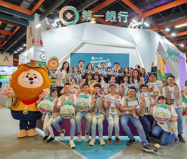 第一銀行總經理李嘉祥(最後排左四)率隊參加2022台北金融科技展，讓民眾感受第一銀行的金融力、科技力與創造力。（圖／第一銀行提供）  