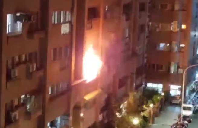 新竹市北區和平路一處社區28日晚間發生火災。（翻攝自臉書社團《新竹爆料公社》）