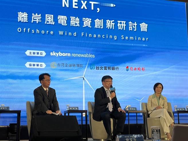 今天在一場離岸風電融資研討會上，經濟部次長曾文生表示，2050年時，台電發電將剩不到全國一半，因此政府當然應把開發商當夥伴，對業者的經營風險，會思考一個機制常降低方向走。(圖／王玉樹攝)