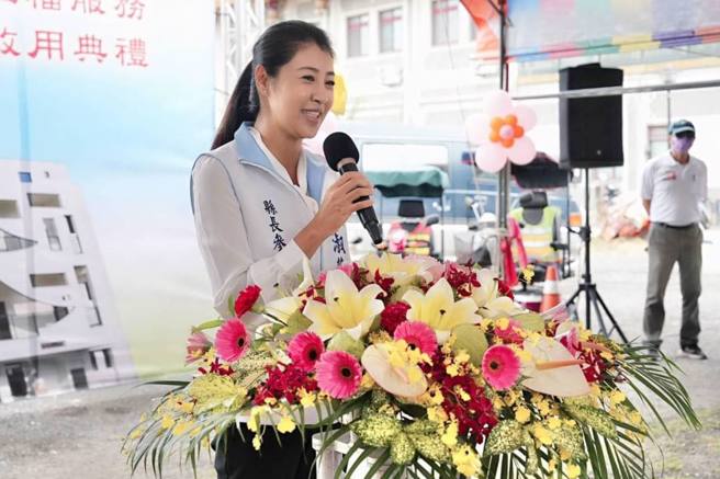 南投县长参选人许淑华出席集集镇八张日照中心暨综合大楼落成典礼。（图／取自许淑华脸书）
