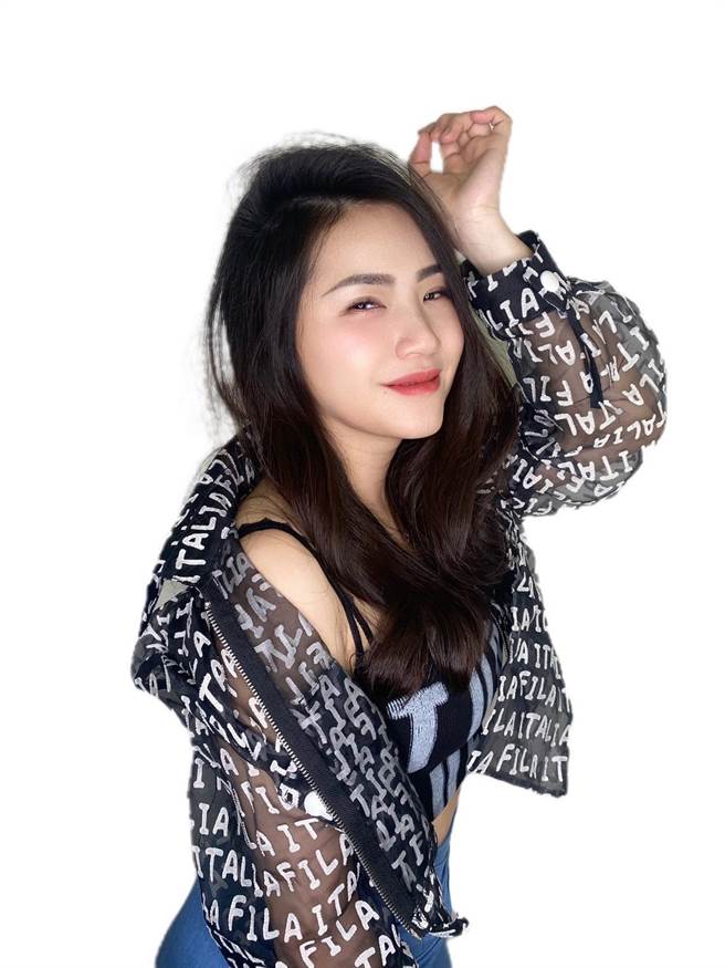 17直播人气主播小咪儿数度被粉丝拱上歌唱舞台。（17直播提供）