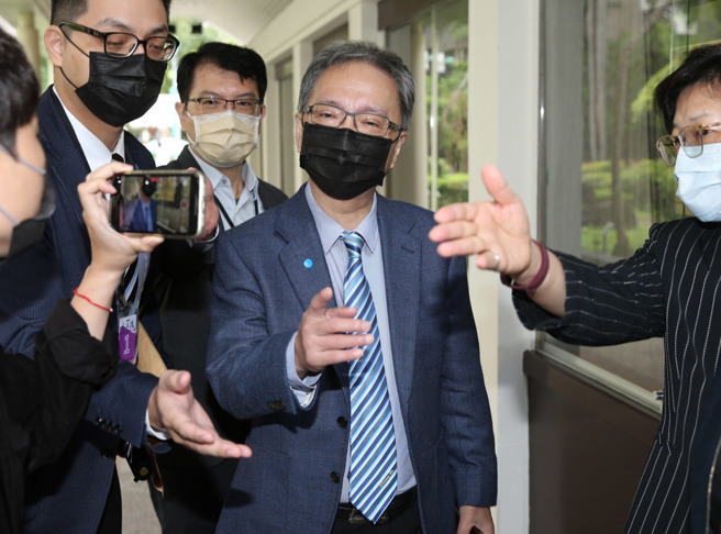 衛福部長薛瑞元（圖）帶著指揮中心團隊前往陳時中競選總部，遭外界質疑，薛瑞元表示雙方只是見面互相慰勞，並沒有開會。（姚志平攝）