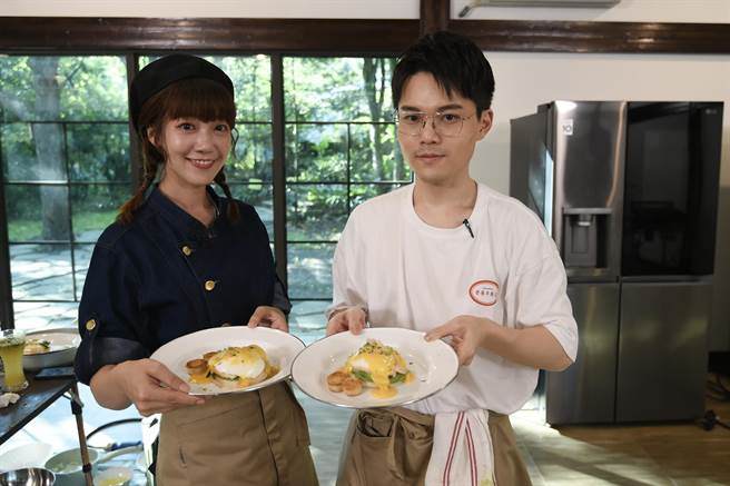 泱泱（左）联手RICO制作完美班尼迪克蛋吐司，获得冠军。（麦卡贝网路电视提供）