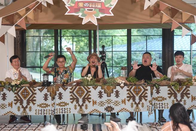 名厨郭主义（左起）、呱吉、邰智源、大蛇丸、胡椒担任重量级评审。（麦卡贝网路电视提供）