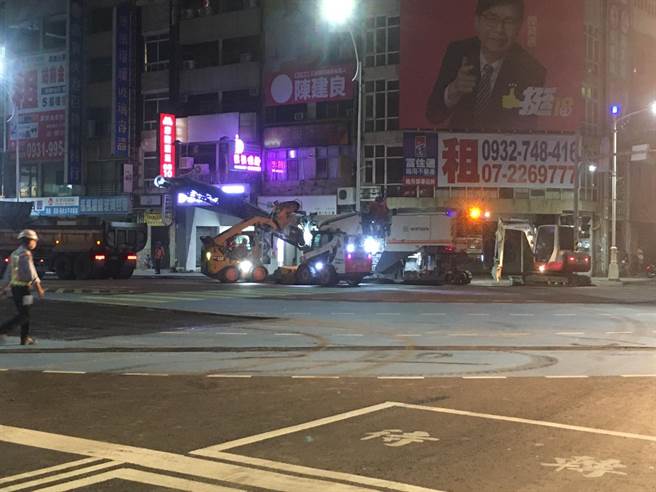 高雄车站旁站西、站东路28日晚上10时开始封闭施工，预计29日中午12时通车。（崔正纲摄）