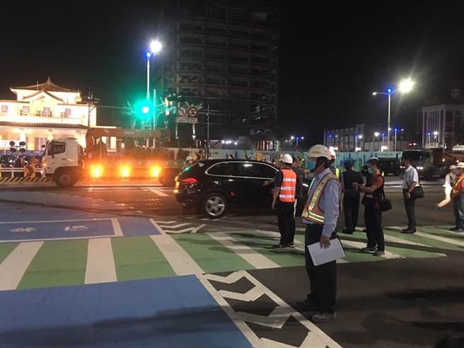 施工时，还是有民眾误入施工路段，现场交警义交、施工人员连忙疏导帮助民眾驶离。（崔正纲摄）