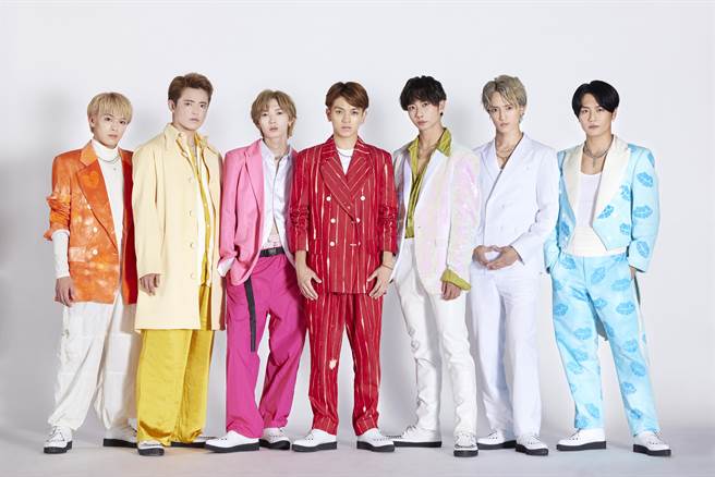 Travis Japan由松仓海斗（左起）、吉泽闲也、七五三挂龙也、宫近海斗、中村海人、川岛如恵留、松田元太组成。（环球唱片提供）