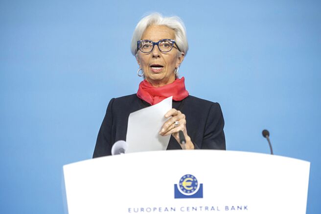 ECB总裁拉加德提到，欧元区经济仍旧面临许多下行风险，通膨则持续存在上行风险。图／美联社