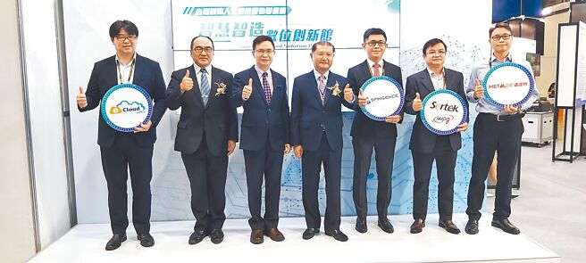 数位发展部数位发展署长吕正华（左二起）、贸协董事长黄志芳、电电公会理事长李诗钦与业者出席展出记者会。图／黄台中