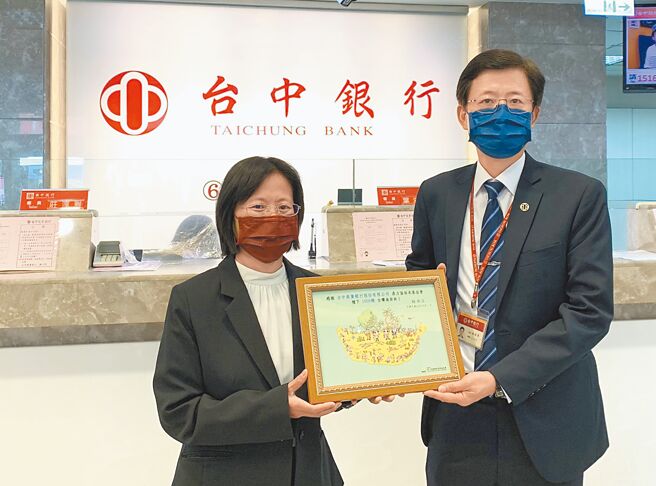 台中銀行副總經理林俊昇（右）代表接受慈心有機農業發展基金會中區辦公室課長陳靜如（左）頒發「捐贈種樹感謝狀」。圖／台中銀行提供