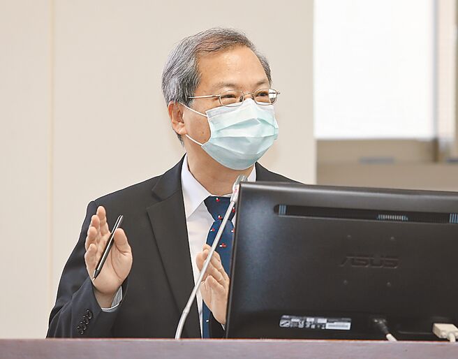 国发会主委龚明鑫27日表示，牛仔裤代工厂如兴明年4月财报若编列不出来、业绩未改善，国发基金不排除撤资出清持股。（姚志平摄）