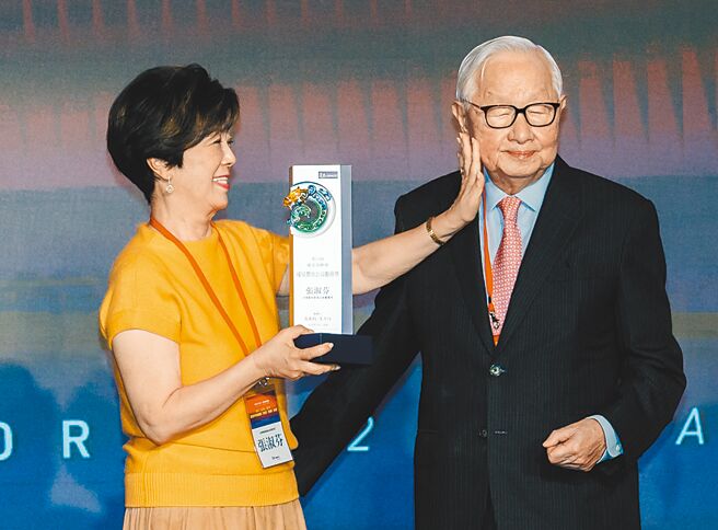 台积电慈善基金会董事长张淑芬（左）获颁杰出公益服务奖，台积电创办人张忠谋（右）也现身同台力挺，两人鹣鲽情深展现恩爱。（郭吉铨摄）