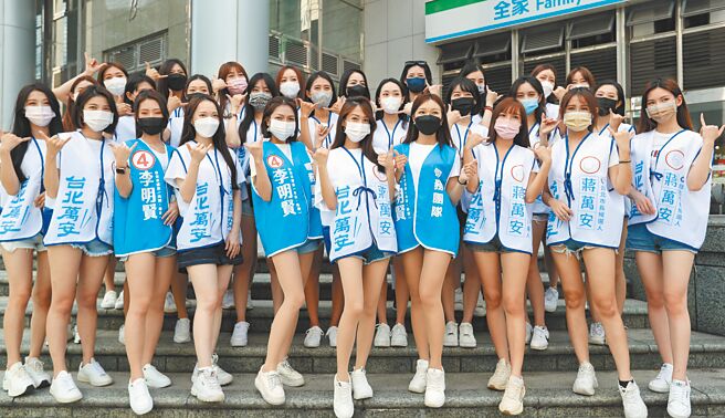 国民党台北市长候选人蒋万安27日出席台北市议员李明贤举办的18岁公民权街讲，同时邀集了辣妹穿上竞选背心一同宣讲，吸引许多民眾的目光。（郑任南摄）