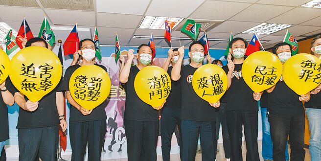 救国团主任葛永光（左三）27日召开记者会强调，在与党产会多次沟通无望下，30日决定走上凯道争取公义。（郭吉铨摄）