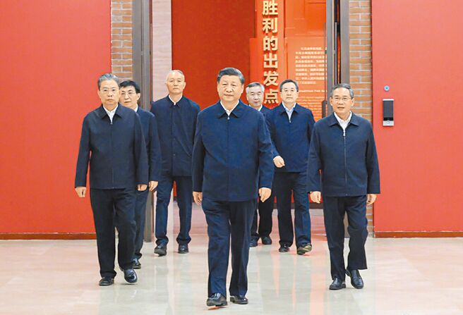 中共二十大后，中共总书记习近平（中）带领中共中央政治局常委李强、赵乐际、王沪寧、蔡奇、丁薛祥、李希，赴陕西延安瞻仰延安革命纪念地。习近平等昨瞻仰中共七大会址、毛泽东旧居等，在延安革命纪念馆参观《伟大歷程—中共中央在延安十三年歷史陈列》。（新华社）