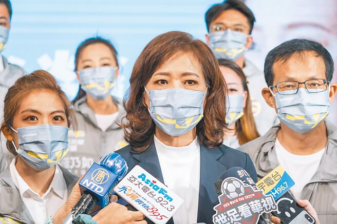 民進黨新竹市長候選人沈慧虹（中）表示，尊重資策會已經提出法律行動，但高虹安兼職程序未完備，呼籲高拿出正式證明文件，不要用私人信件轉移焦點。（王惠慧攝）