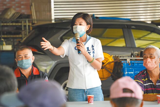 國民黨嘉義縣長候選人王育敏27日到阿里山茶區梅山鄉與茶農座談時強調，只有她當選才可能為嘉義縣的農民打開對岸市場。（王育敏競選總部提供／呂妍庭嘉義傳真）