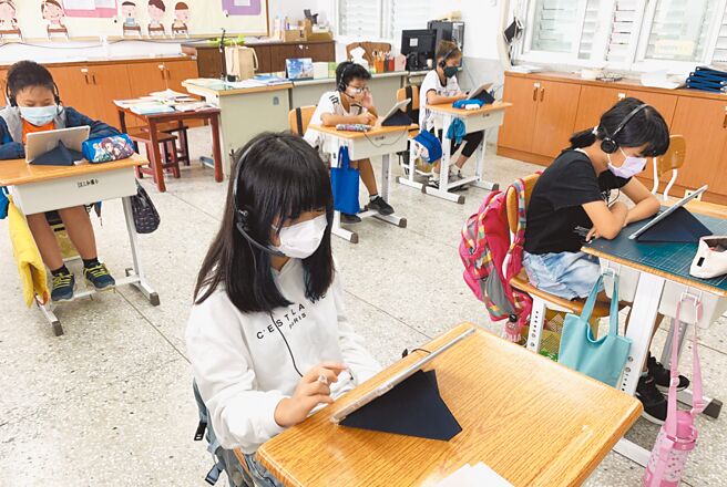 三和国小学童在教室用平板电脑录制「阅读广播剧」，个个都是小主播。（庄哲权摄）